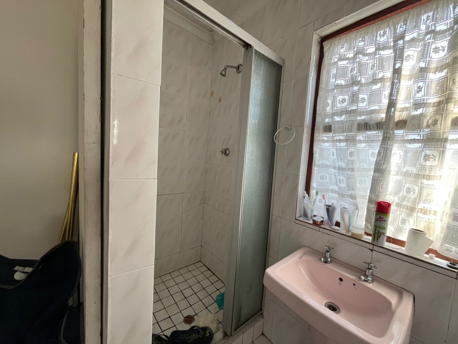 5 Bedroom Property for Sale in Grassy Park Western Cape